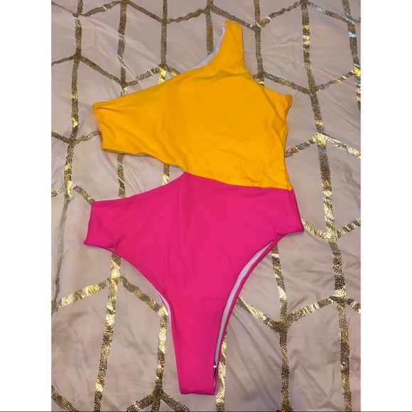 Color-block One Piece Swimsuit - Picture 3 of 4